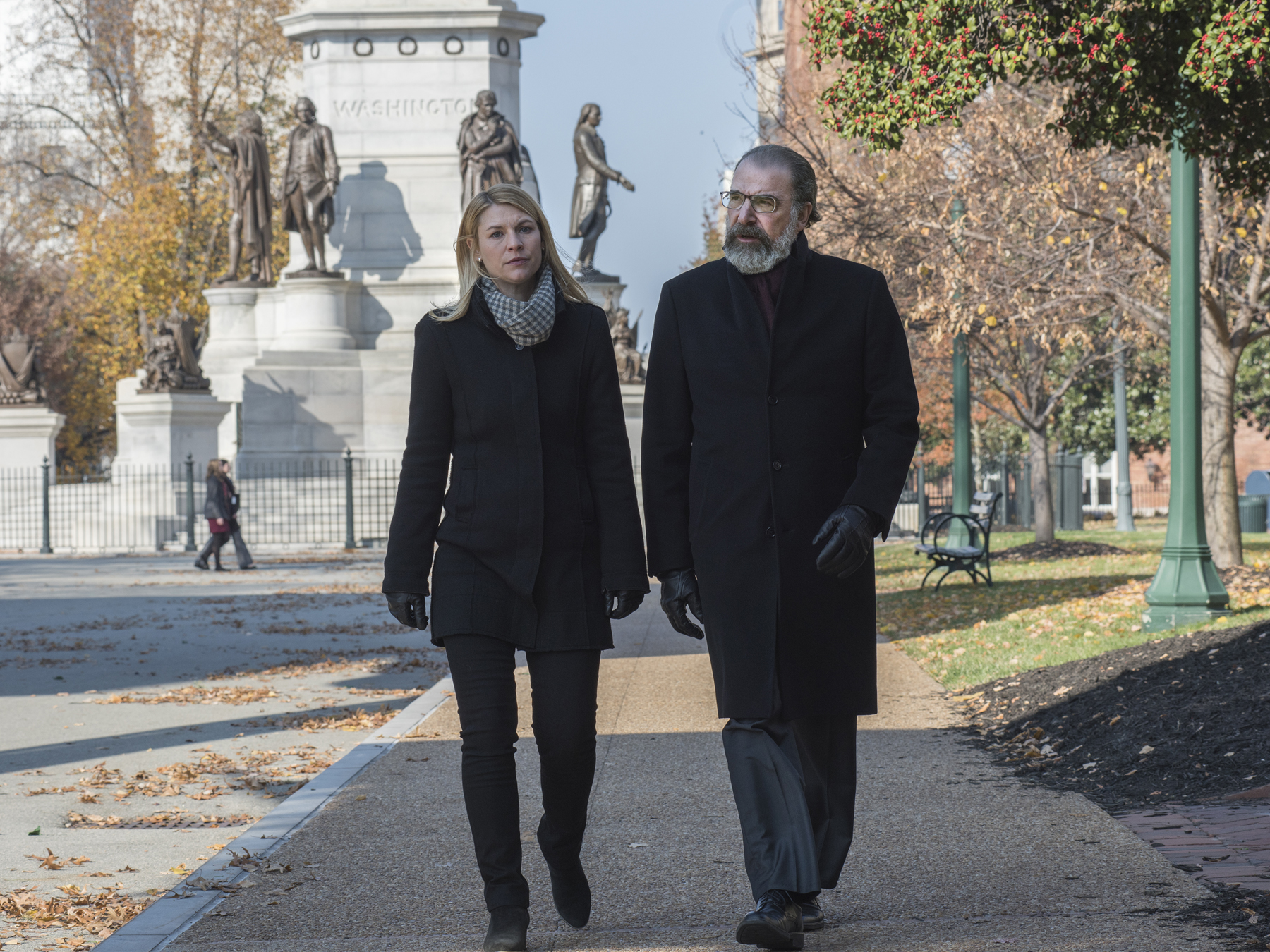 Claire Danes as Carrie Mathison and Mandy Patinkin as Saul Berenson in HOMELAND (Season 7, Episode 06). - Photo: Antony Platt/SHOWTIME